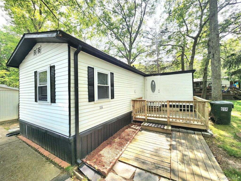 525 Riverleigh Avenue 111, Riverhead, NY 11901