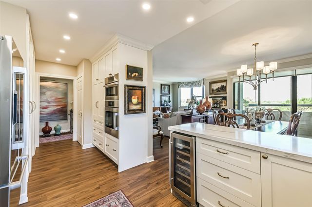 651 Bering Drive 601, Houston, TX 77057