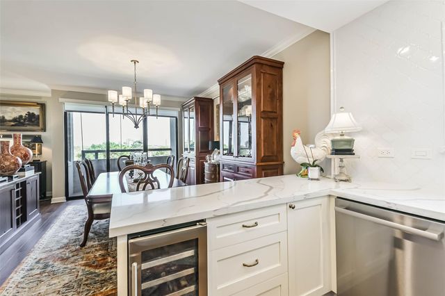 651 Bering Drive 601, Houston, TX 77057