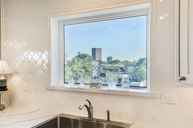 651 Bering Drive 601, Houston, TX 77057