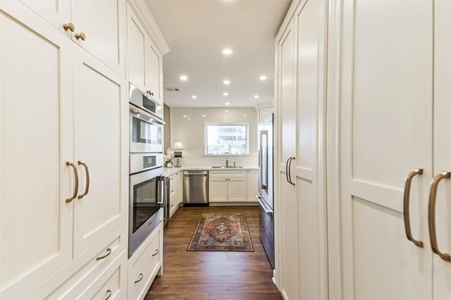 651 Bering Drive 601, Houston, TX 77057