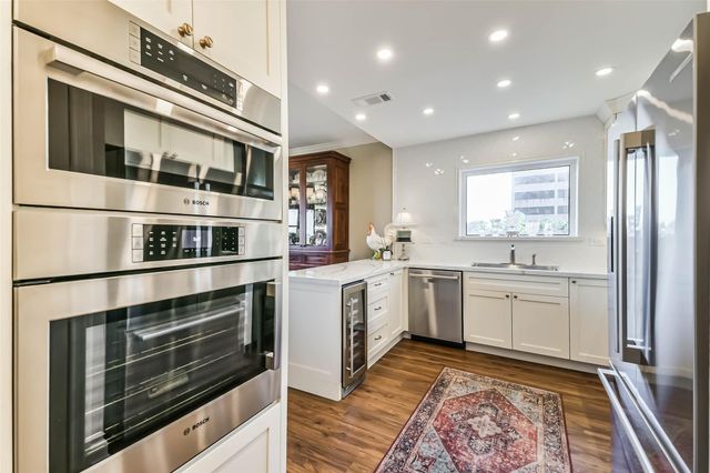 651 Bering Drive 601, Houston, TX 77057