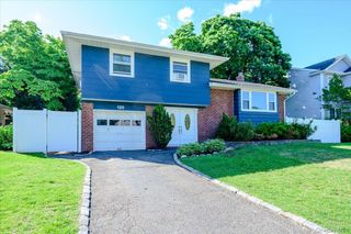 120 Sutton Drive, Plainview, NY 11803