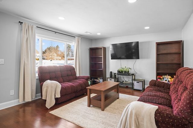 5 Edgewood Rd, Wilbraham, MA 01095