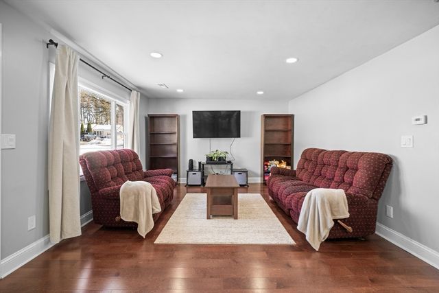 5 Edgewood Rd, Wilbraham, MA 01095