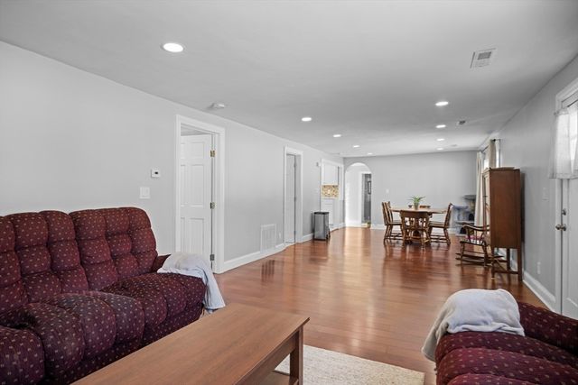 5 Edgewood Rd, Wilbraham, MA 01095