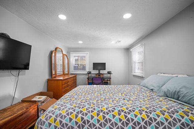 5 Edgewood Rd, Wilbraham, MA 01095