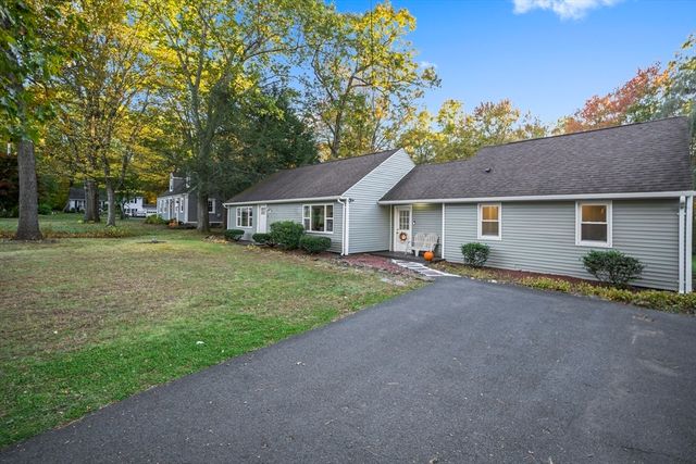 5 Edgewood Rd, Wilbraham, MA 01095
