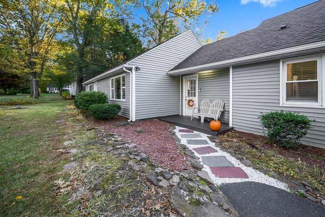 5 Edgewood Rd, Wilbraham, MA 01095