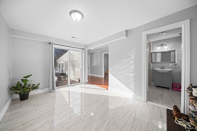 5 Edgewood Rd, Wilbraham, MA 01095