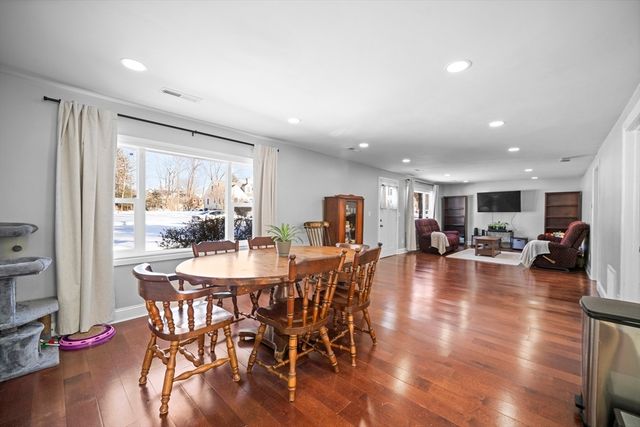 5 Edgewood Rd, Wilbraham, MA 01095