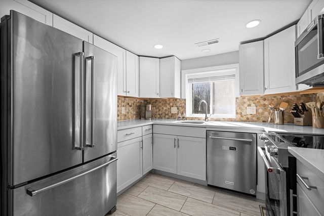 5 Edgewood Rd, Wilbraham, MA 01095