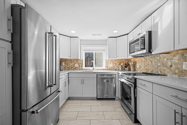 5 Edgewood Rd, Wilbraham, MA 01095