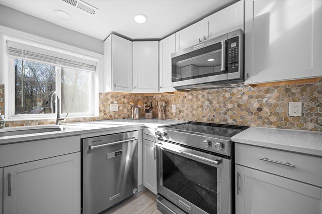 5 Edgewood Rd, Wilbraham, MA 01095