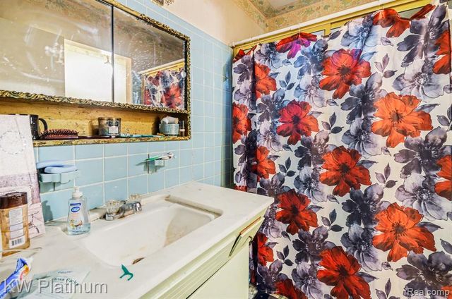 20421 Kenmore Avenue, Harper Woods, MI 48225