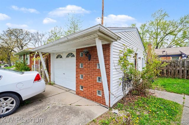 20421 Kenmore Avenue, Harper Woods, MI 48225