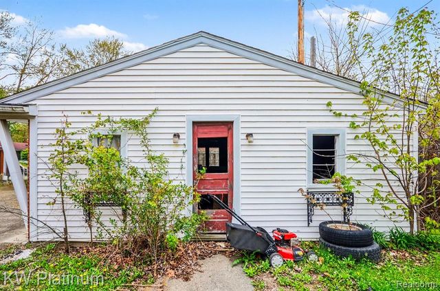 20421 Kenmore Avenue, Harper Woods, MI 48225