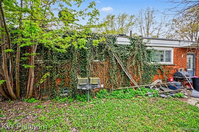 20421 Kenmore Avenue, Harper Woods, MI 48225