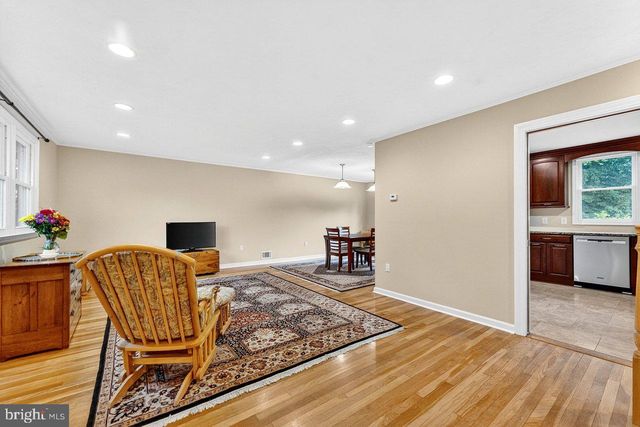 14 WINDSOR DR, Princeton Junction, NJ 08550