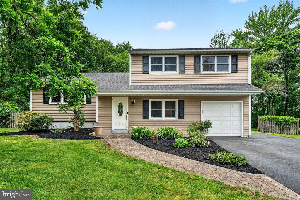 14 WINDSOR DR, Princeton Junction, NJ 08550