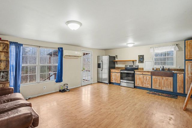 1323 Old Stage Rd, Charlotte, TN 37036