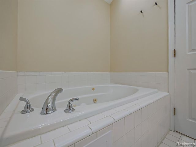 3140 Mulberry Court, Wixom, MI 48393