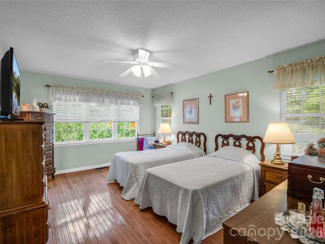 311 Ewarts Hill Road, Hendersonville, NC 28739