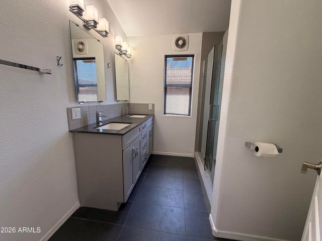 2240 E RUBY Lane, Phoenix, AZ 85024