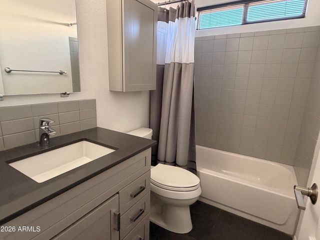 2240 E RUBY Lane, Phoenix, AZ 85024