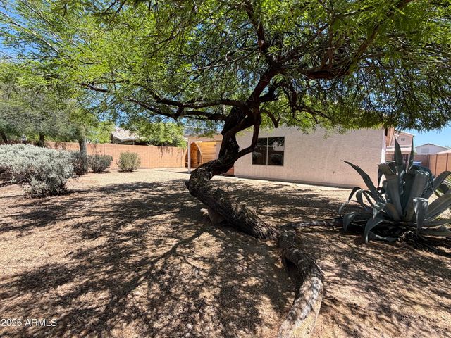 2240 E RUBY Lane, Phoenix, AZ 85024
