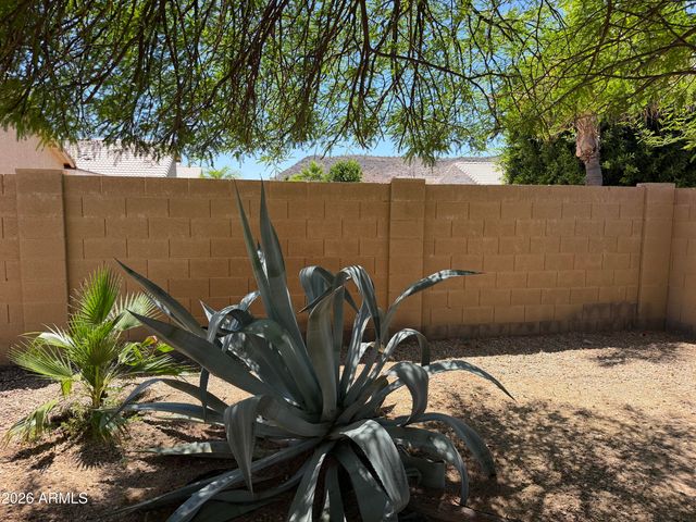 2240 E RUBY Lane, Phoenix, AZ 85024