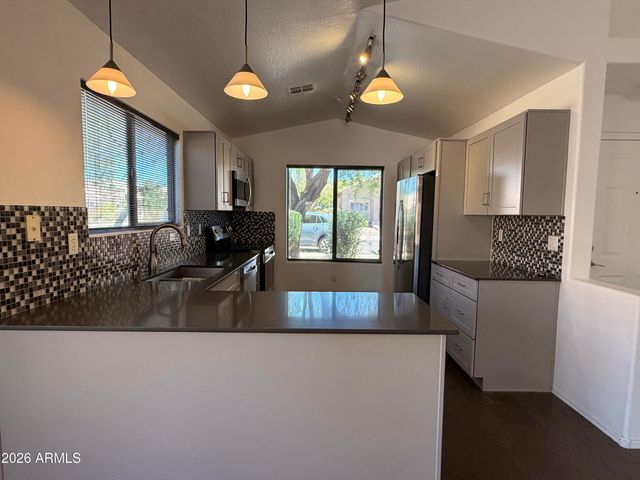 2240 E RUBY Lane, Phoenix, AZ 85024