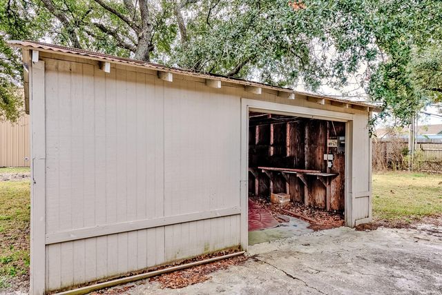 824 S 37th Street, Nederland, TX 77627