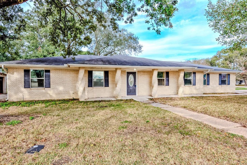 824 S 37th Street, Nederland, TX 77627