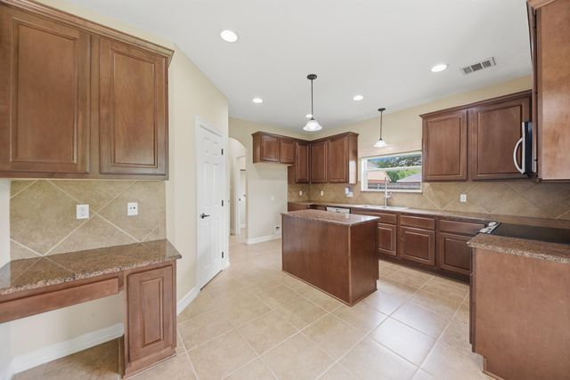 1109 Walnut Bend, Brenham, TX 77833