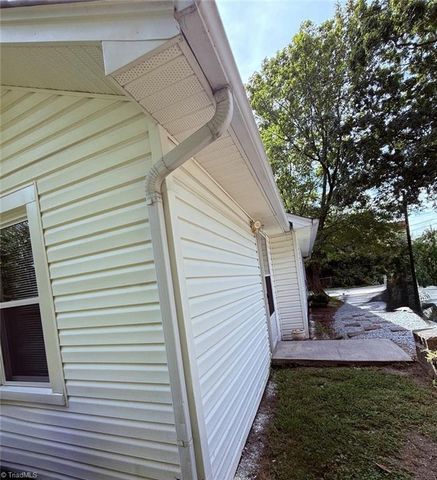 212 Ridgecrest Street, Thomasville, NC 27360