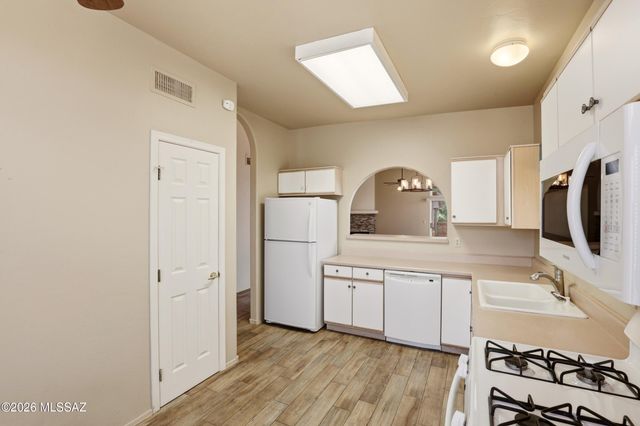 603 W Vía Rosaldo, Green Valley, AZ 85614