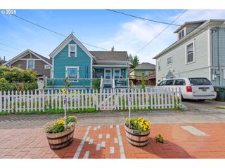 611 S 9TH St, Coos Bay, OR 97420