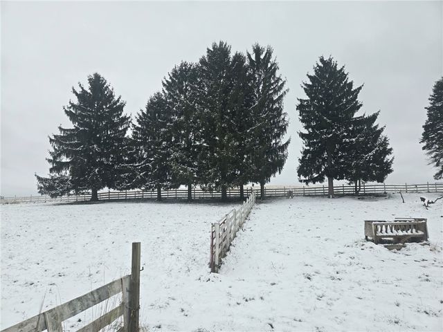 235 Hinchberger Rd, Summit Twp, PA 16002