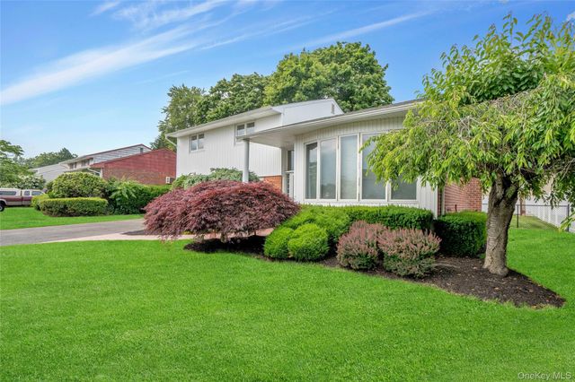 27 Coronet Lane, Plainview, NY 11803