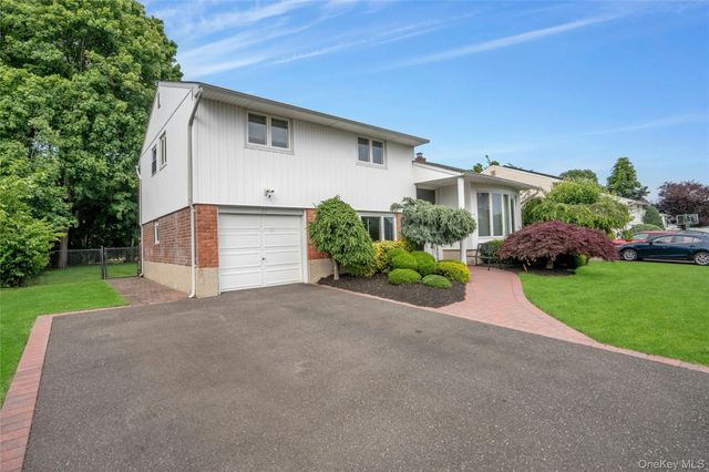 27 Coronet Lane, Plainview, NY 11803