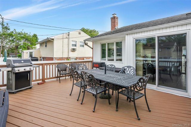 27 Coronet Lane, Plainview, NY 11803
