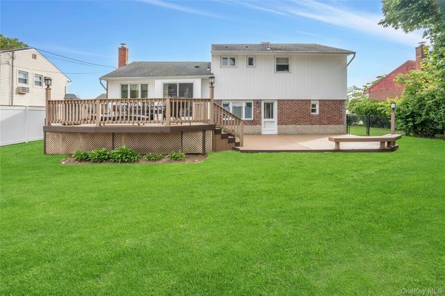 27 Coronet Lane, Plainview, NY 11803