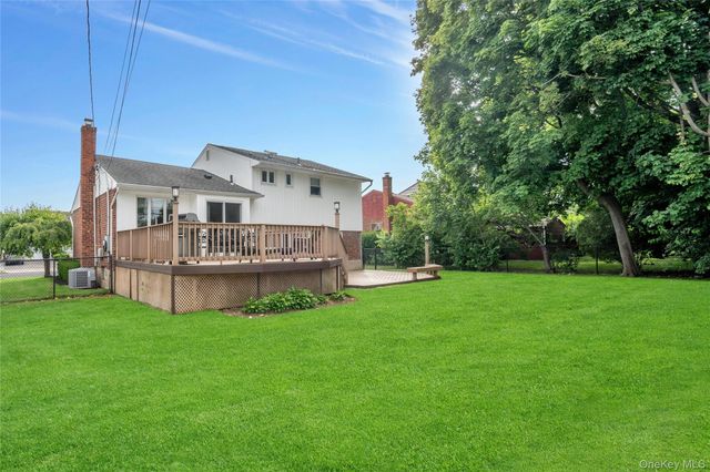 27 Coronet Lane, Plainview, NY 11803