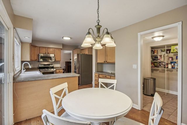 368 Pinoak Drive, Bartlett, IL 60103