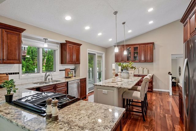 9994 Dunberry Circle, Eden Prairie, MN 55347
