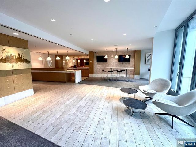 9 Ave At Port Imperial 818, West New York, NJ 07093