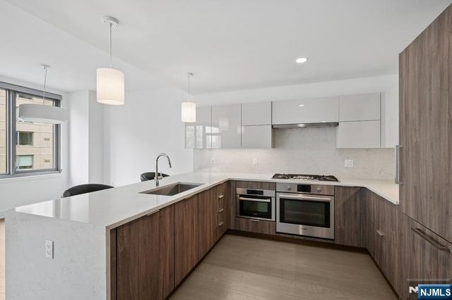 9 Ave At Port Imperial 818, West New York, NJ 07093