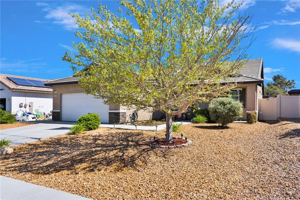 Image 5 of property listing at 8179 Taft, Oak Hills, CA 92344