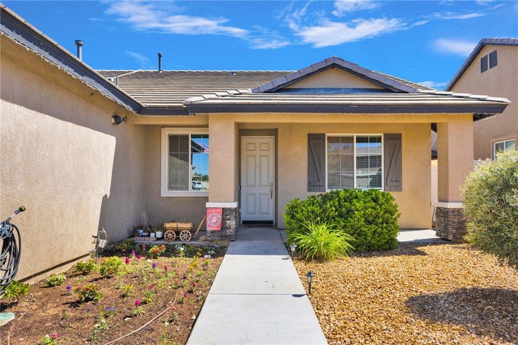 Image 6 of property listing at 8179 Taft, Oak Hills, CA 92344